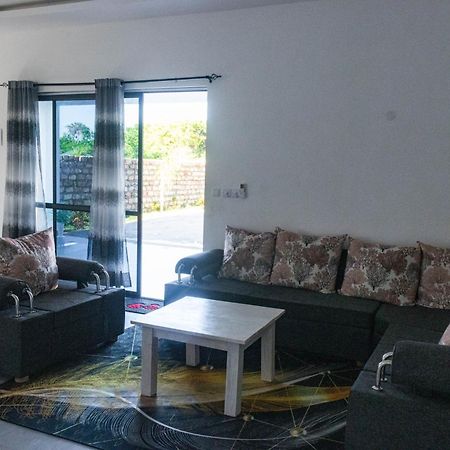 4 U Luxury Bungalows Diani เดียนีบีช ภายนอก รูปภาพ