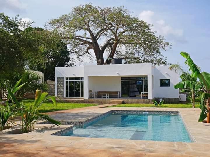 4 U Luxury Bungalows Diani เดียนีบีช ภายนอก รูปภาพ