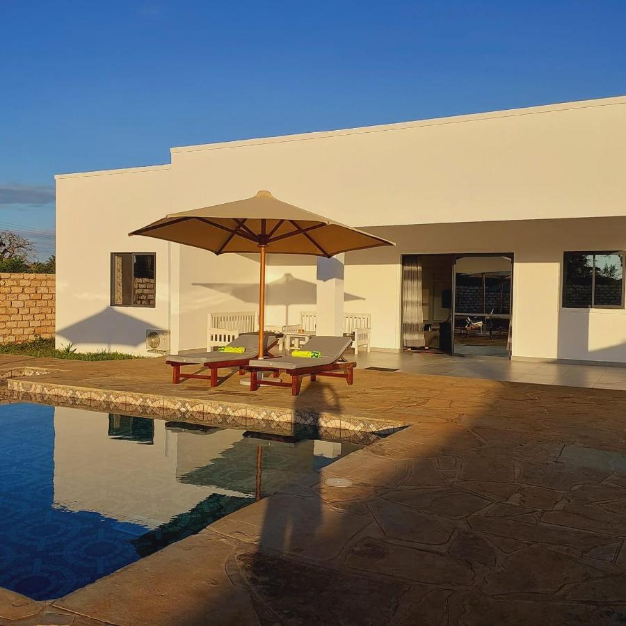4 U Luxury Bungalows Diani เดียนีบีช ภายนอก รูปภาพ