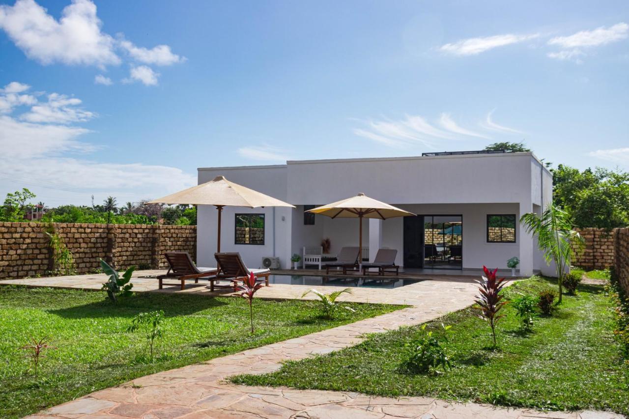 4 U Luxury Bungalows Diani เดียนีบีช ภายนอก รูปภาพ
