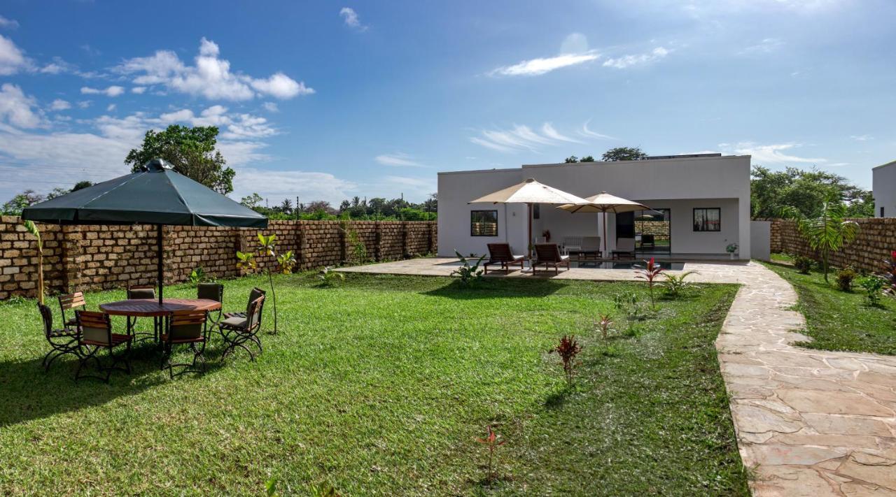4 U Luxury Bungalows Diani เดียนีบีช ภายนอก รูปภาพ