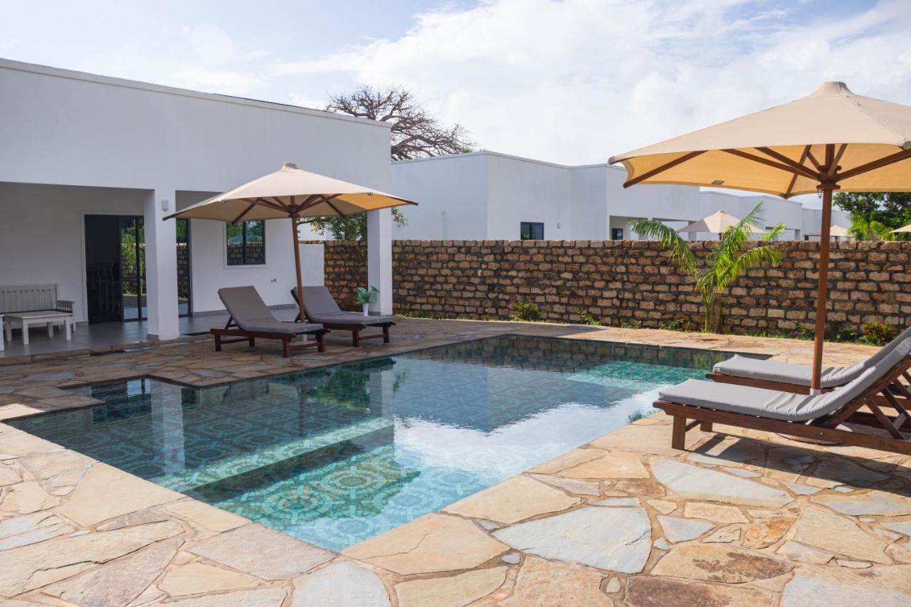 4 U Luxury Bungalows Diani เดียนีบีช ภายนอก รูปภาพ