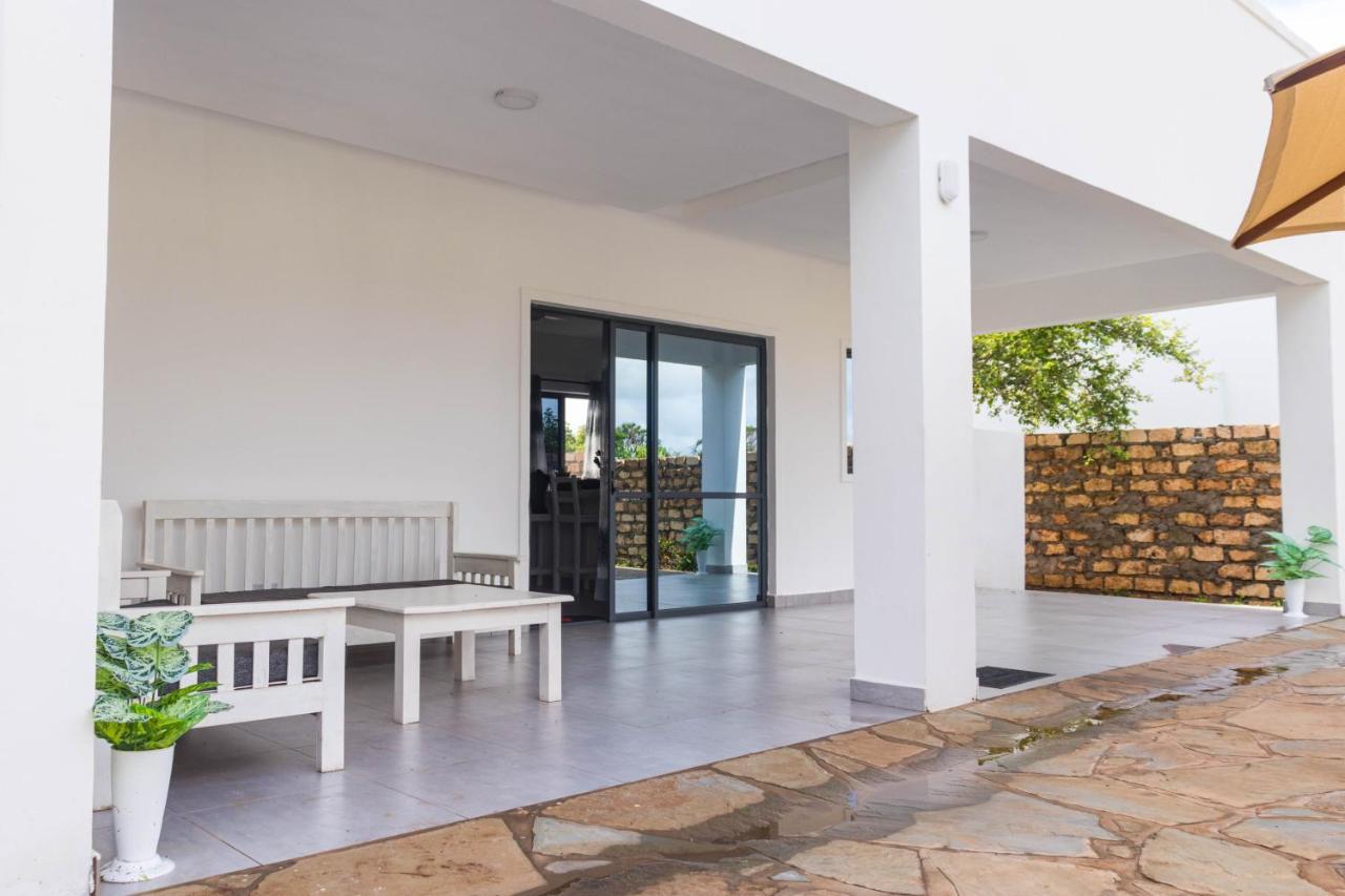 4 U Luxury Bungalows Diani เดียนีบีช ภายนอก รูปภาพ