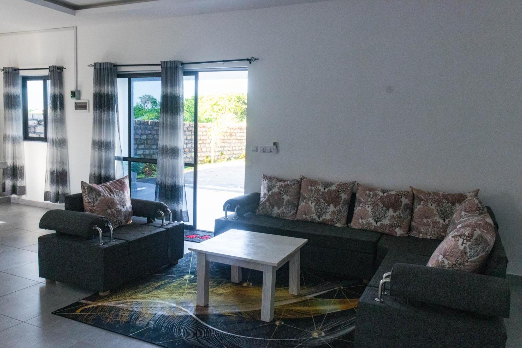 4 U Luxury Bungalows Diani เดียนีบีช ภายนอก รูปภาพ
